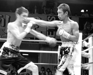 果敢に攻め込む李選手 果敢に攻め込む李選手