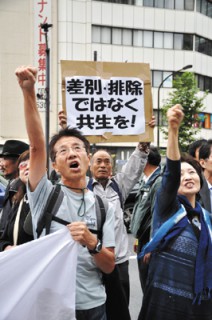 demo_201011_02 デモ行進とともにシュプレヒコールを叫ぶ人々