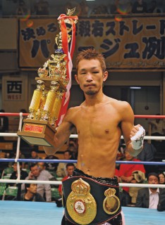 ryorri_201011_01 トロフィーを手にする李